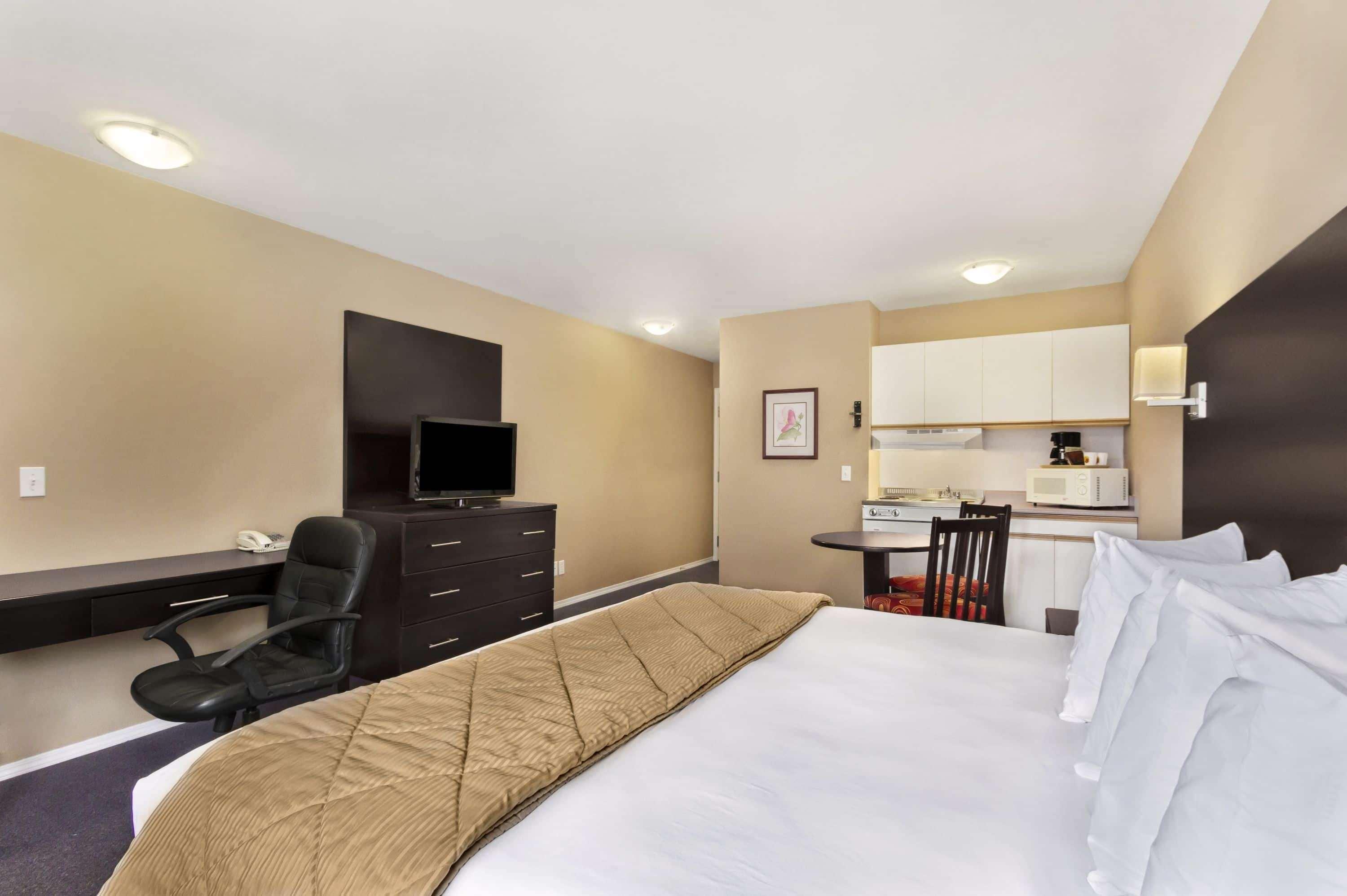 Super 8 By Wyndham West Kelowna Bc Экстерьер фото