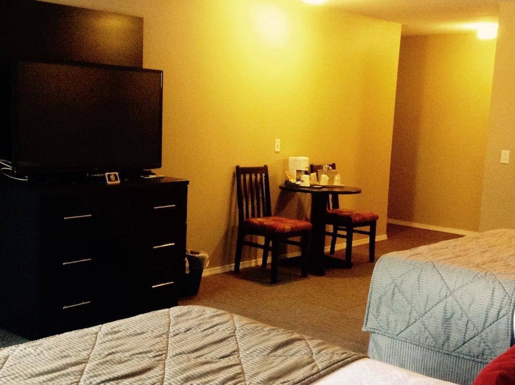Super 8 By Wyndham West Kelowna Bc Экстерьер фото